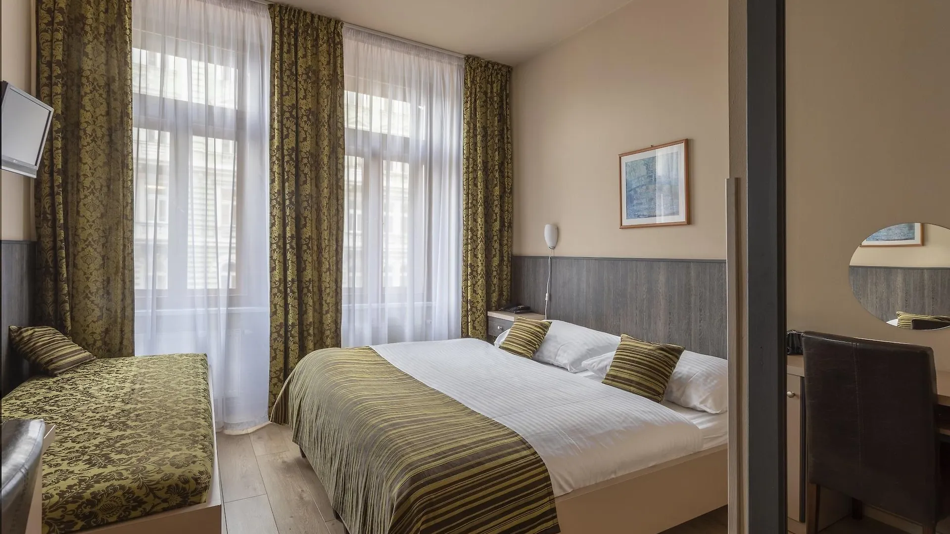 Hotel Superior Prague 3*,